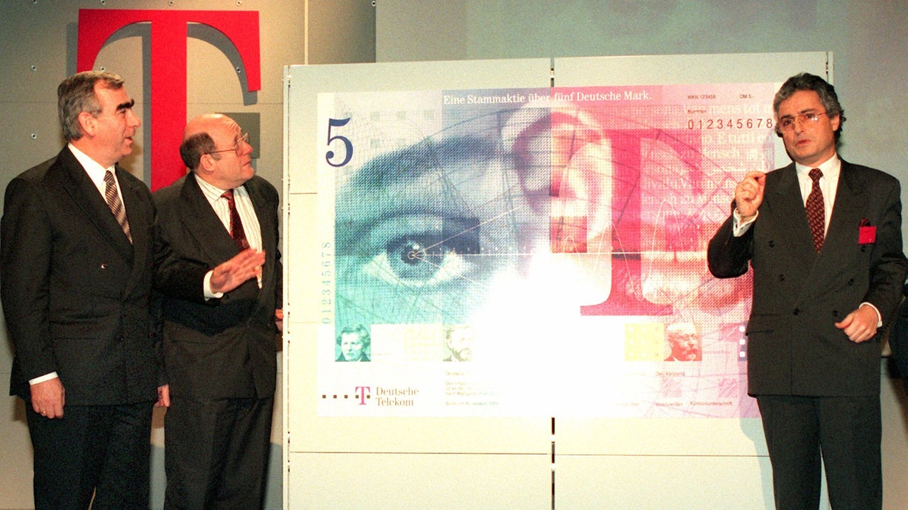 Gemeinsam mit Bundesfinanzminister Theo Waigel und Postminister Wolfgang Bötsch stellt Telekom-Chef Ron Sommer (l-r) am 20.3.1996 in Bonn die Aktie vor, mit der die Deutsche Telekom AG im November 1996 an die Börse gehen will. 
