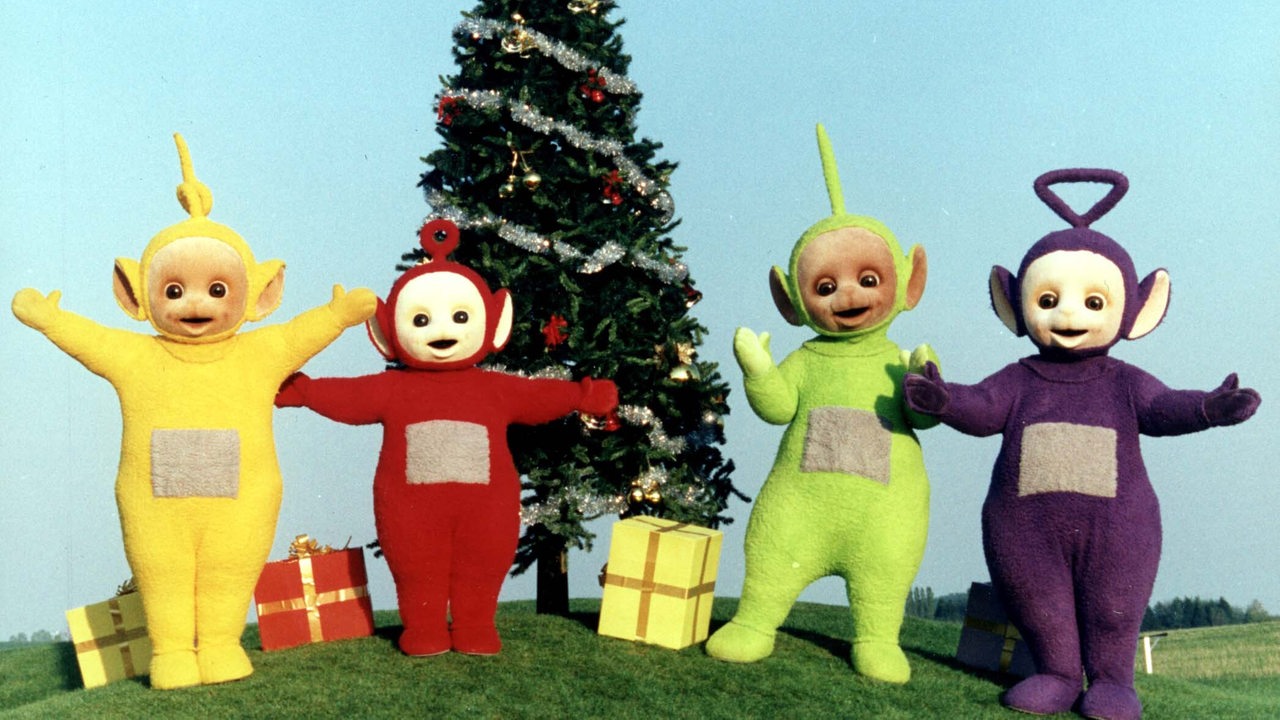 Die Teletubbies vor einem Weihnachtsbaum