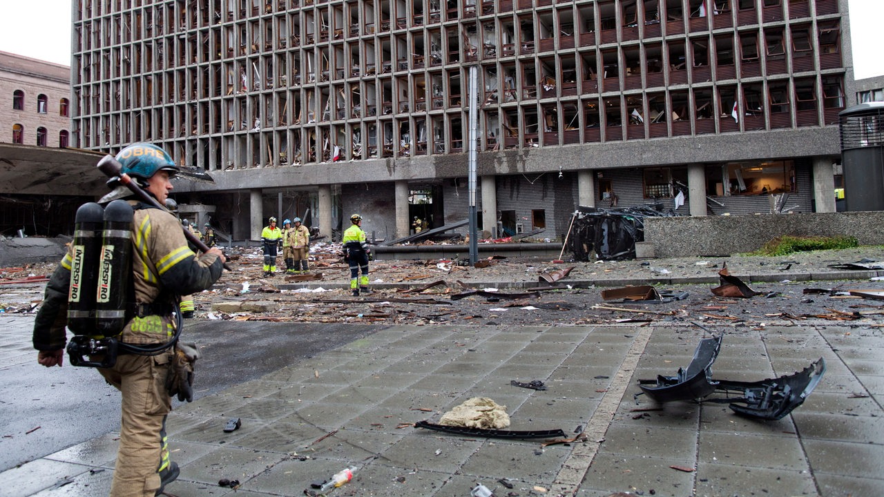 Rettungskräfte vor dem Regierungsgebäude in Oslo nach einer Detonation einer Bombe und einer Schießerei (Archivbild)