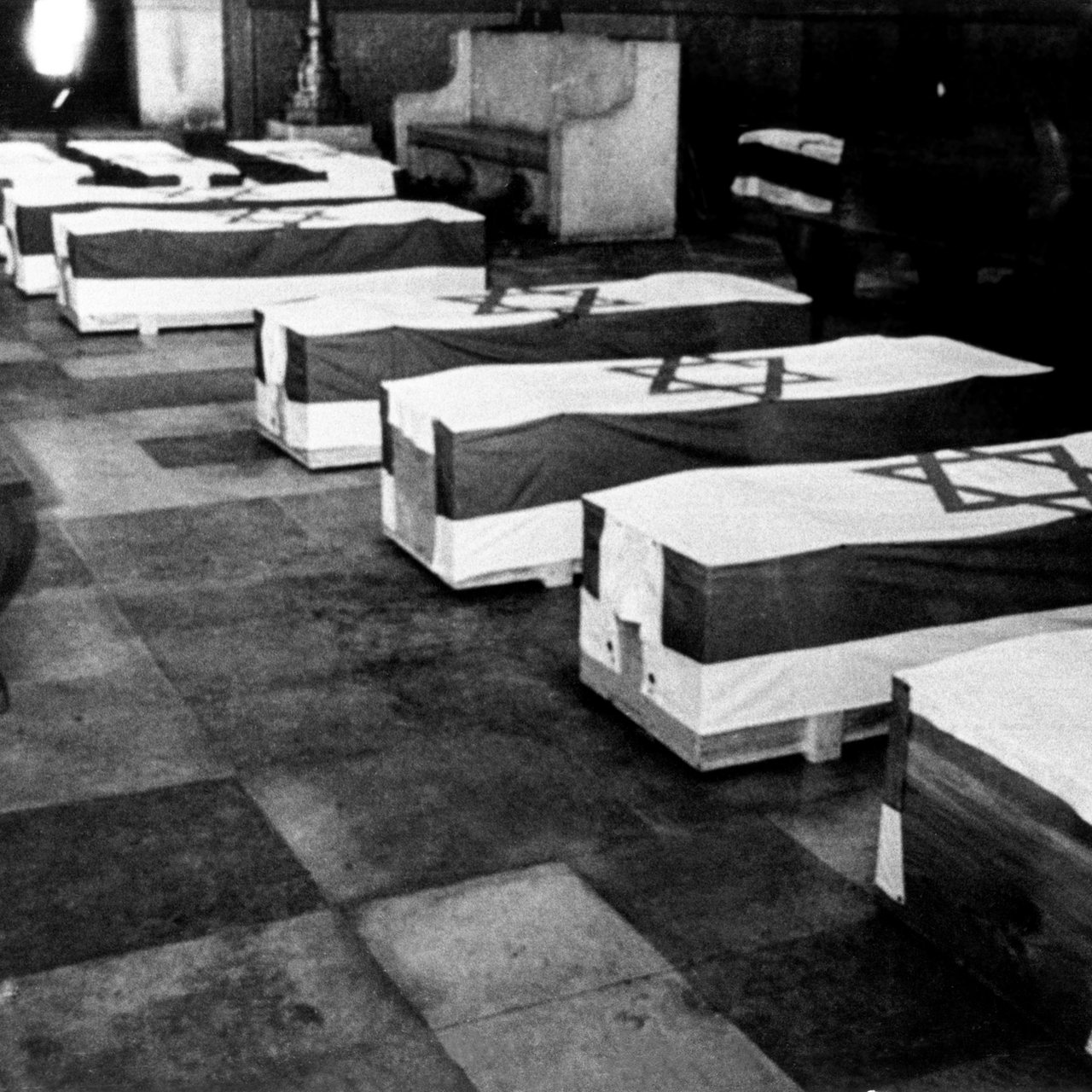Die sterblichen Überreste der Opfer des arabischen Terroranschlags vom 05.09.1972 auf die israelische Olympia-Mannschaft sind in der Münchner Synagoge aufgebahrt.