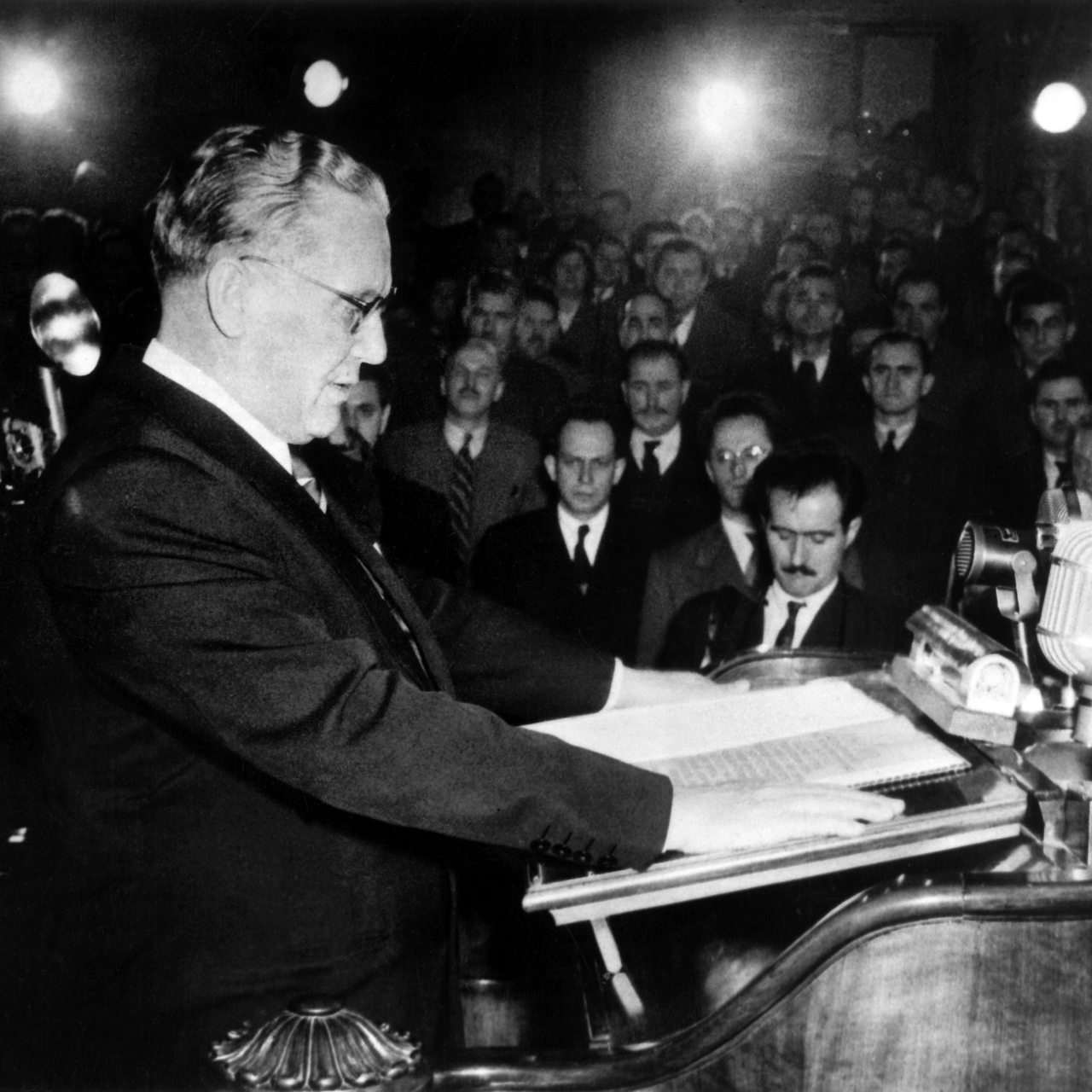 Josip Broz Tito während seiner Vereidigung zum ersten jugoslawischen Staatspräsidenten im Parlament in Belgrad im Januar 1953.