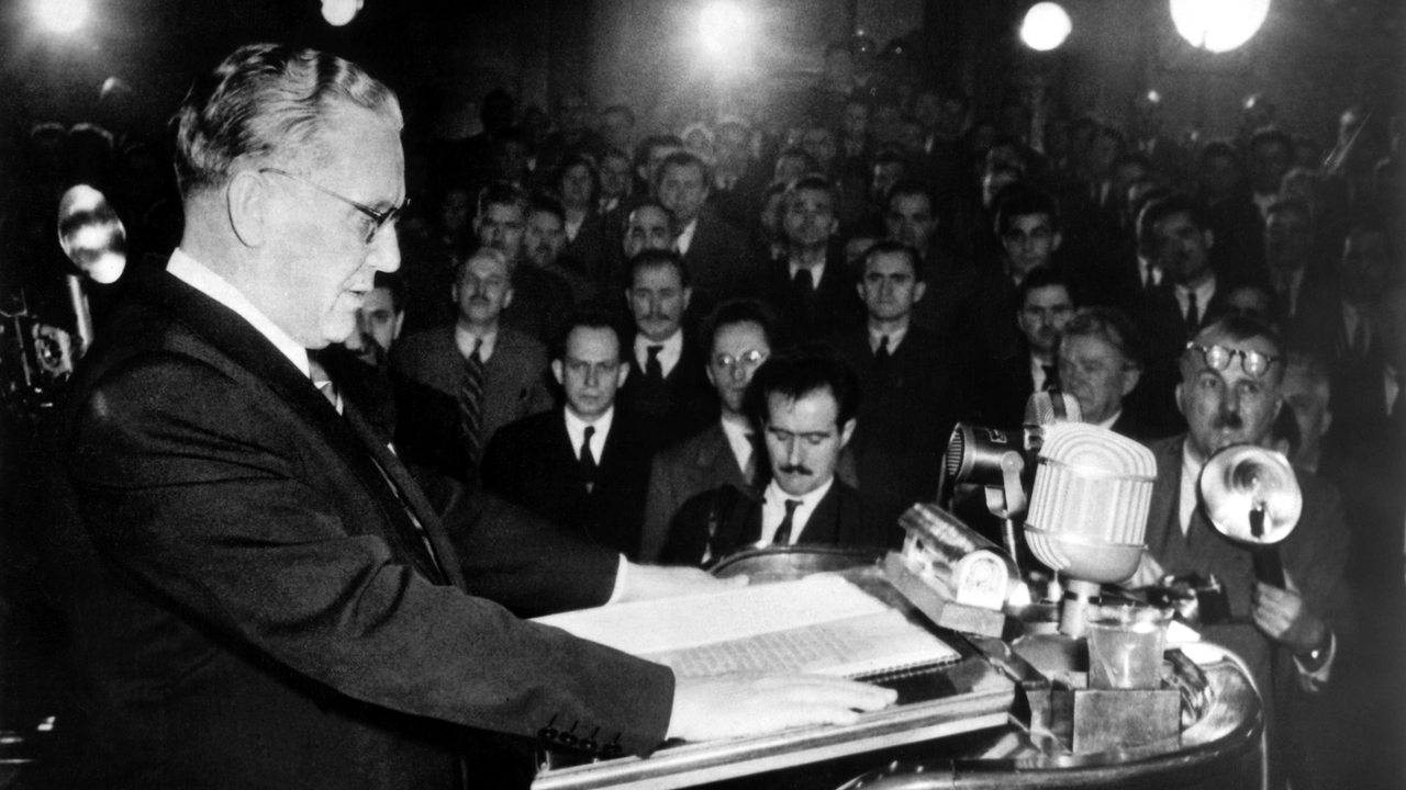 Josip Broz Tito während seiner Vereidigung zum ersten jugoslawischen Staatspräsidenten im Parlament in Belgrad im Januar 1953.