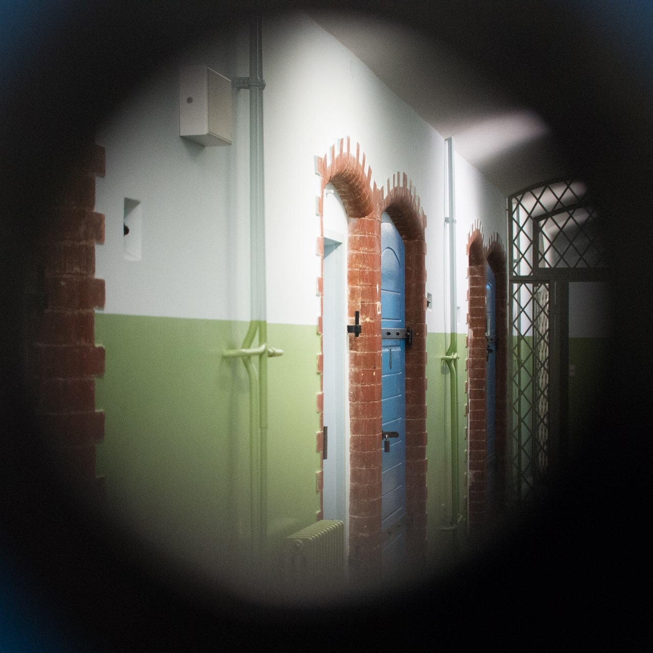 Blick durch ein Guckloch einer Zellentür auf den Zellentrackt am 10.03.2017 in Halle an der Saale (Sachsen-Anhalt) in der Gedenkstätte "Roter Ochse"