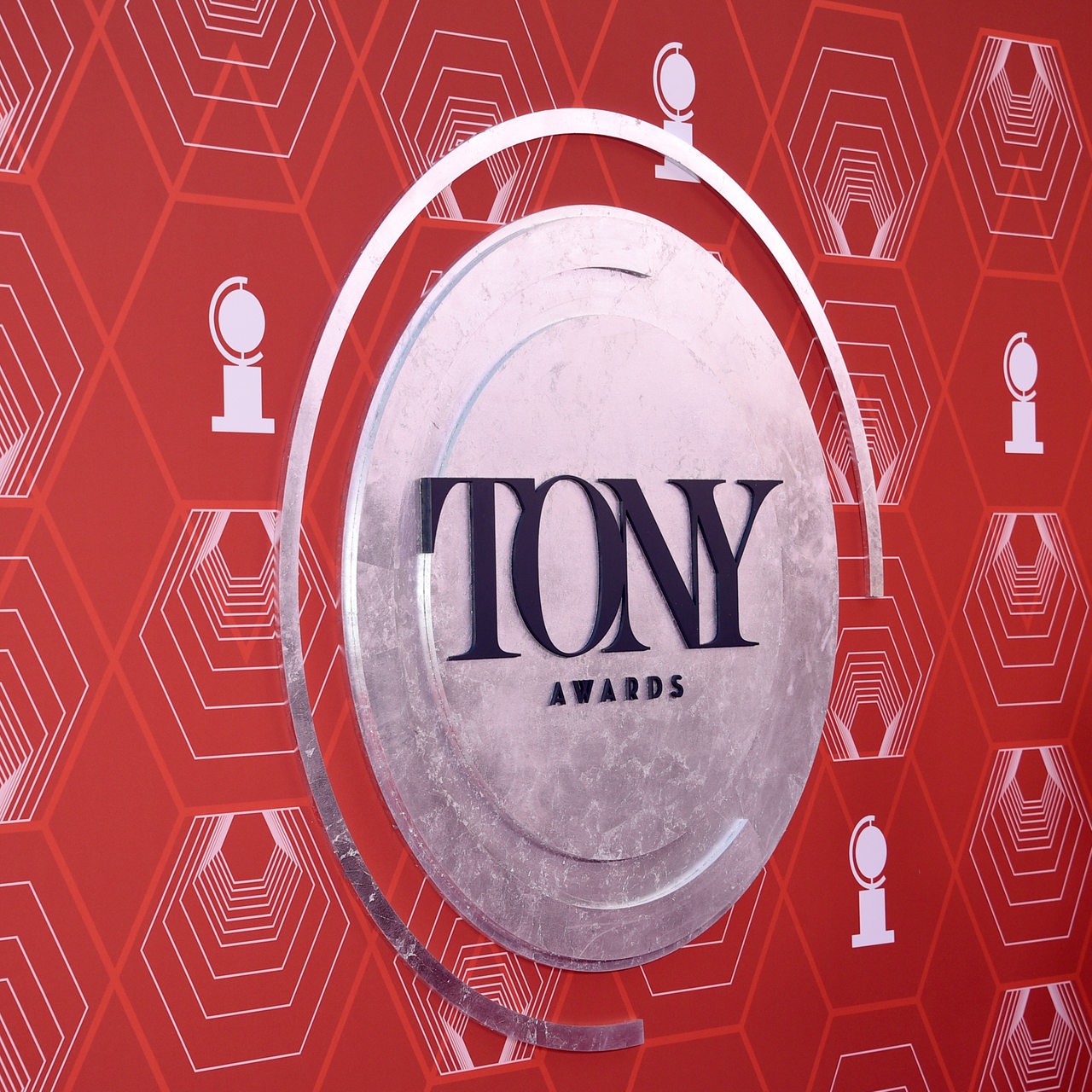 Das Logo der Tony Awards auf einer Leinwand