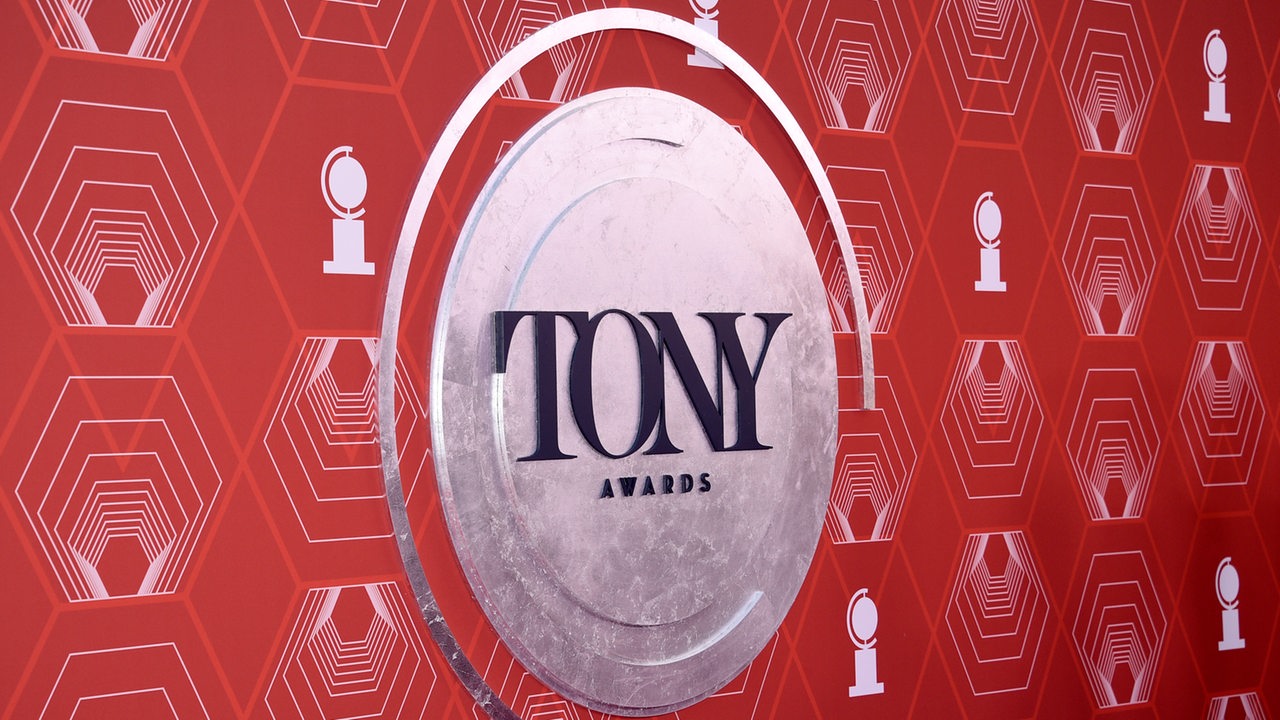 Das Logo der Tony Awards auf einer Leinwand