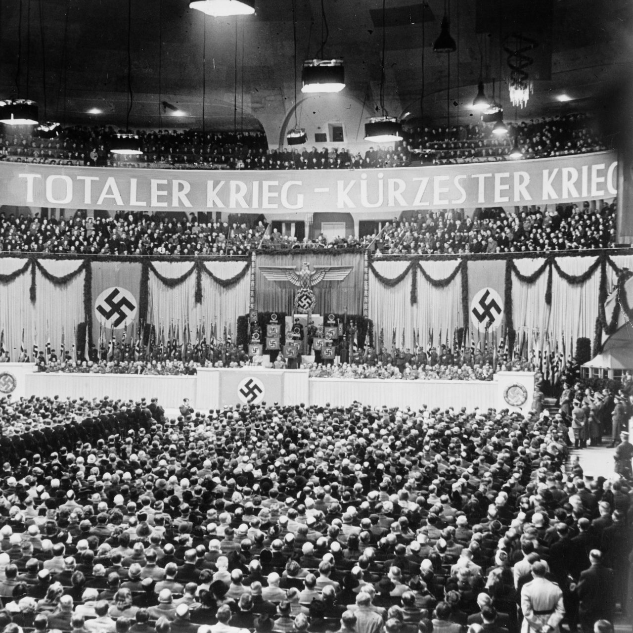 Blick auf den vollbesetzten Sportpalast während der Rede von Joseph Goebbels 1943