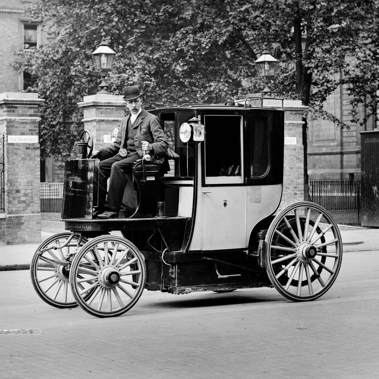 Erstes Taxi in England, aufgenommen um 1897