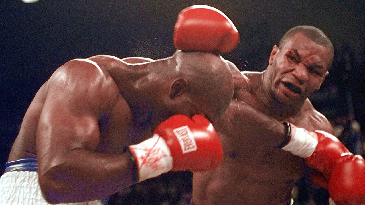 Boxkampf zwischen Mike Tyson und Evander Holyfield, der in der 3. Runde gestoppt wurde, da Tyson Holyfield ein Stück seines Ohres abbiss.