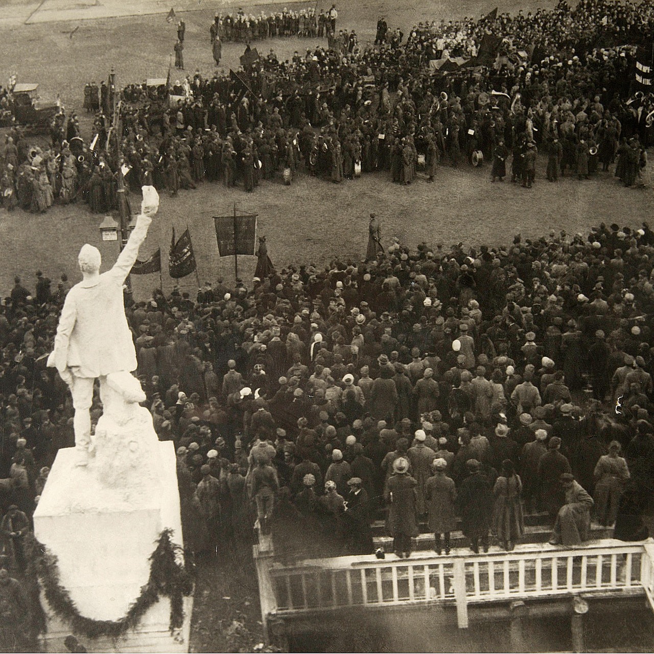 Kundgebung auf dem Roten Platz in Moskau am Denkmal "Proletarische Arbeit" 1922 (Archivbild)