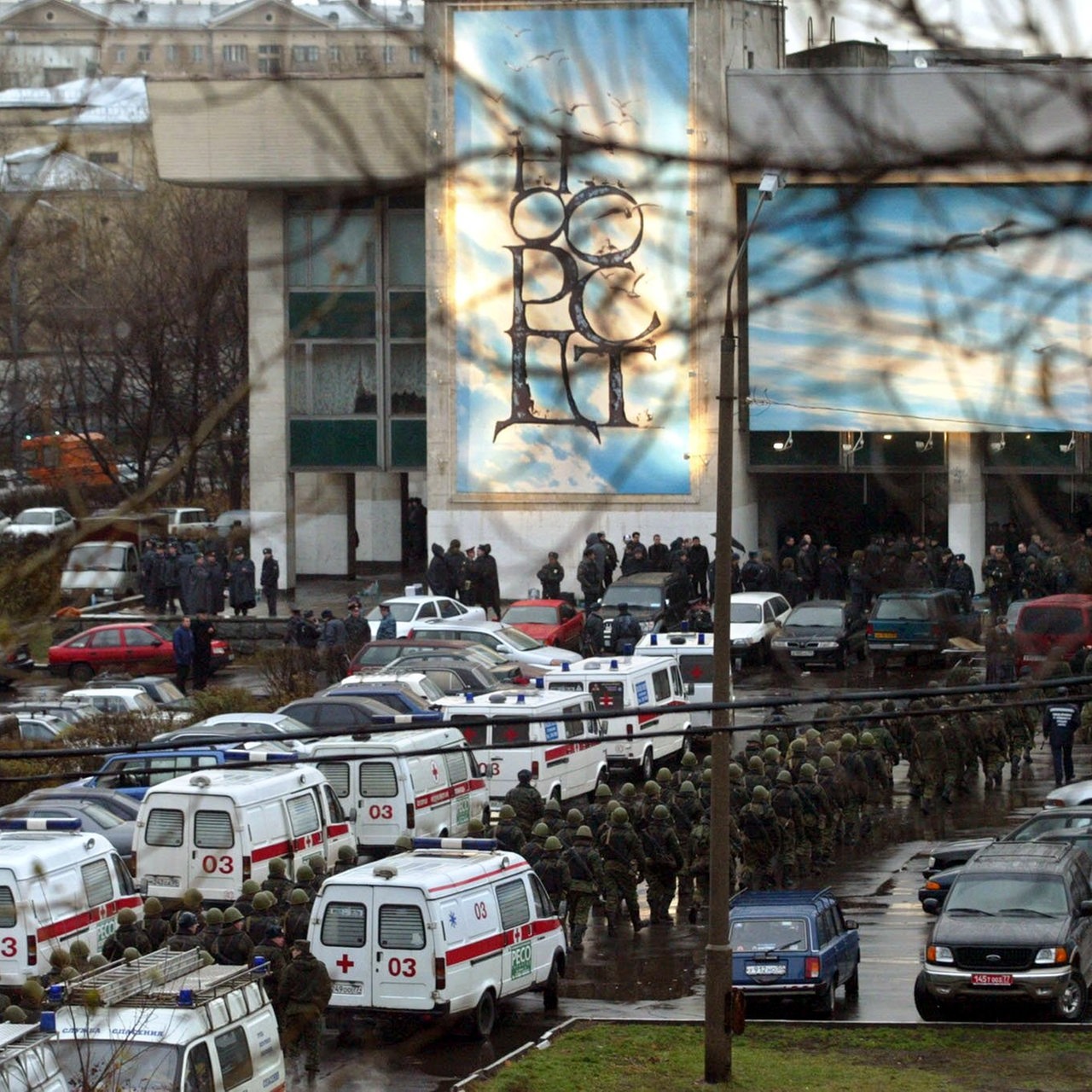 Busse und Rettungswagen stehen nach Beendigung der Geiselnahme am 26.10.2002 vor dem Moskauer Musical-Theater.