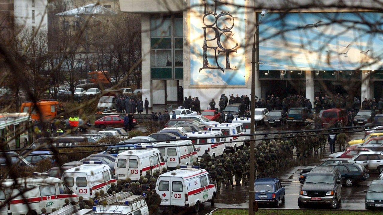 Busse und Rettungswagen stehen nach Beendigung der Geiselnahme am 26.10.2002 vor dem Moskauer Musical-Theater.