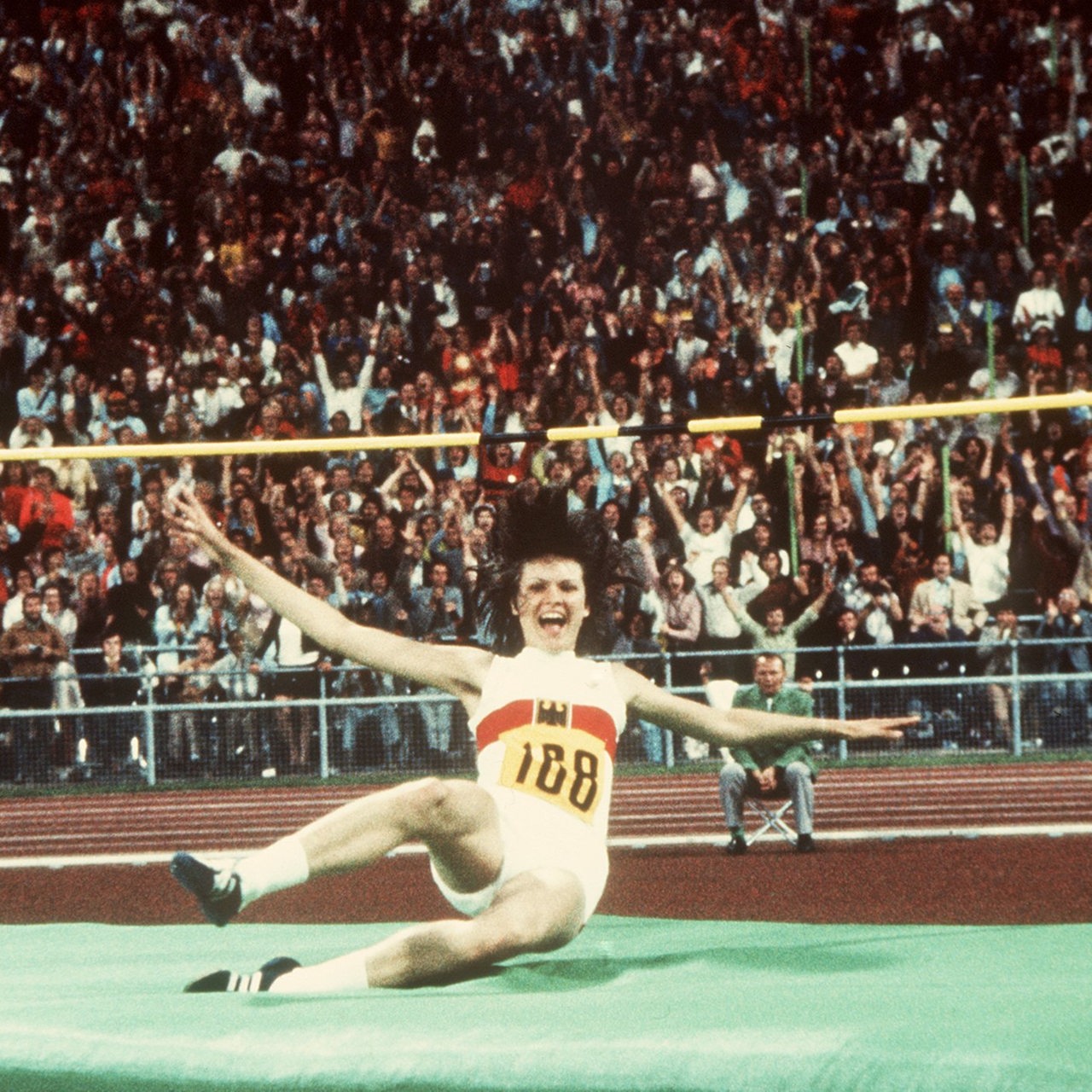 Die 16-jährige bundesrepublikanische Hochspringerin Ulrike Meyfarth jubelt zusammen mit tausenden Zuschauern nach der Landung. Sie gewinnt bei den XX. Olympischen Sommerspielen in München am 04.09.1972 sensationell die Goldmedaille mit neuem Weltrekord von 1,92 m.