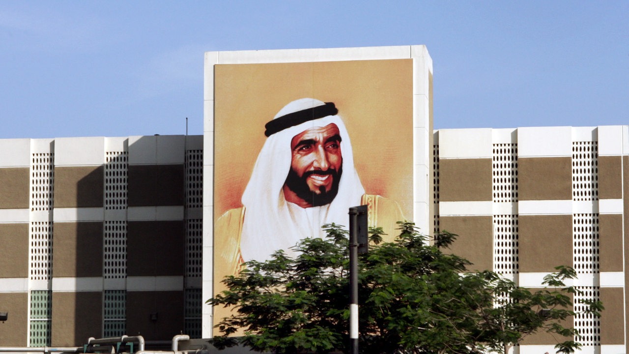 Bild von Scheich Zayid bin Sultan Al Nahyan an einem Gebäude.