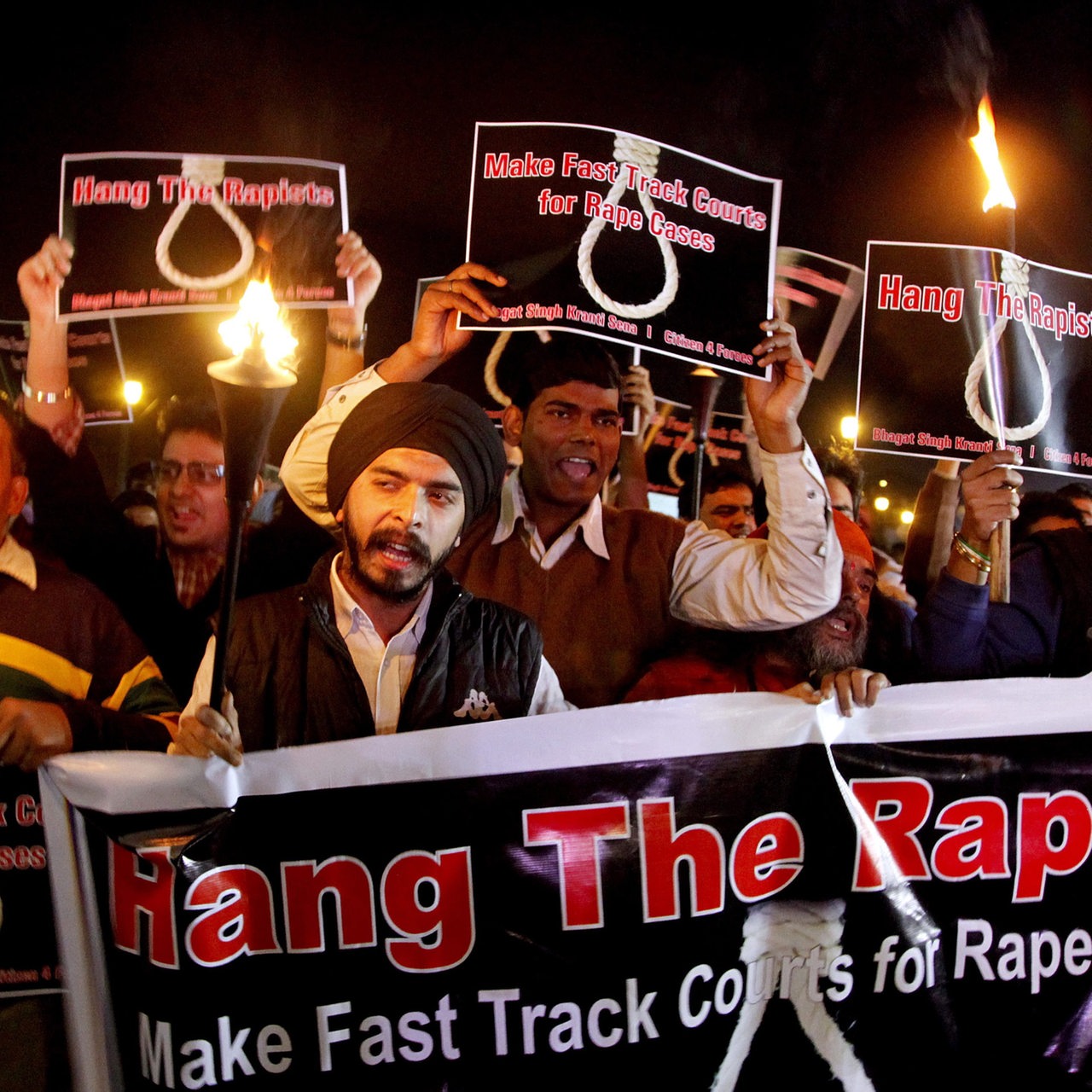 Männer protestieren auf einer Kundgebung gegen die Verwegewaltigung einer Studentin in Neu-Delhi (Archivbild)