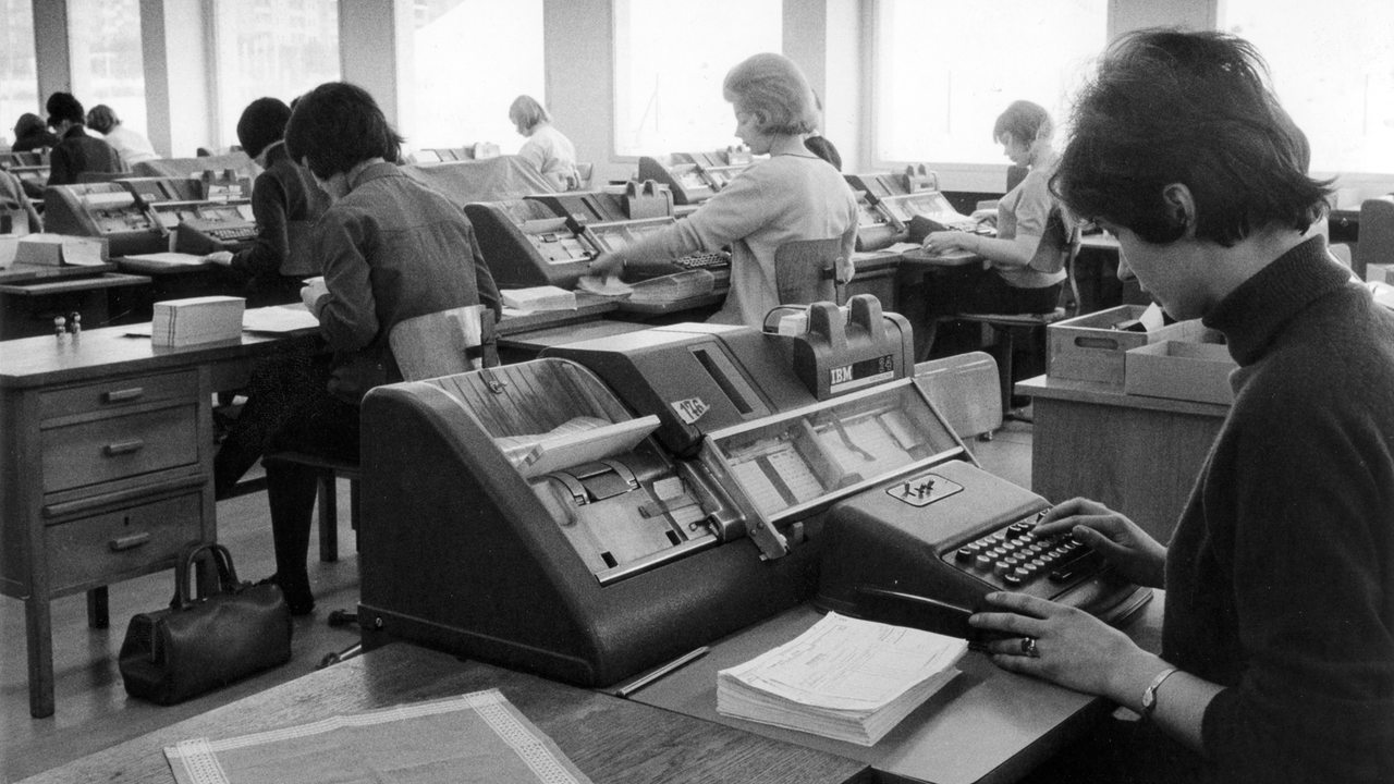 Blick in den Lochersaal der Verkehrssünder-Kartei im Kraftfahrt-Bundesamt in Flensburg 1966 (Archivbild)