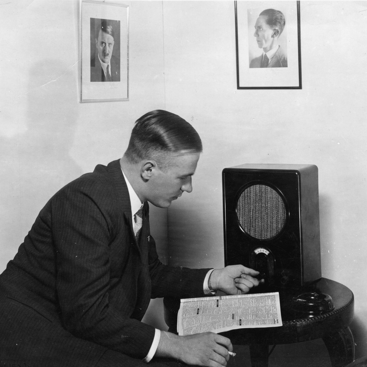 Ein Radiohörer sitzt 1933 vor dem Volksempfänger