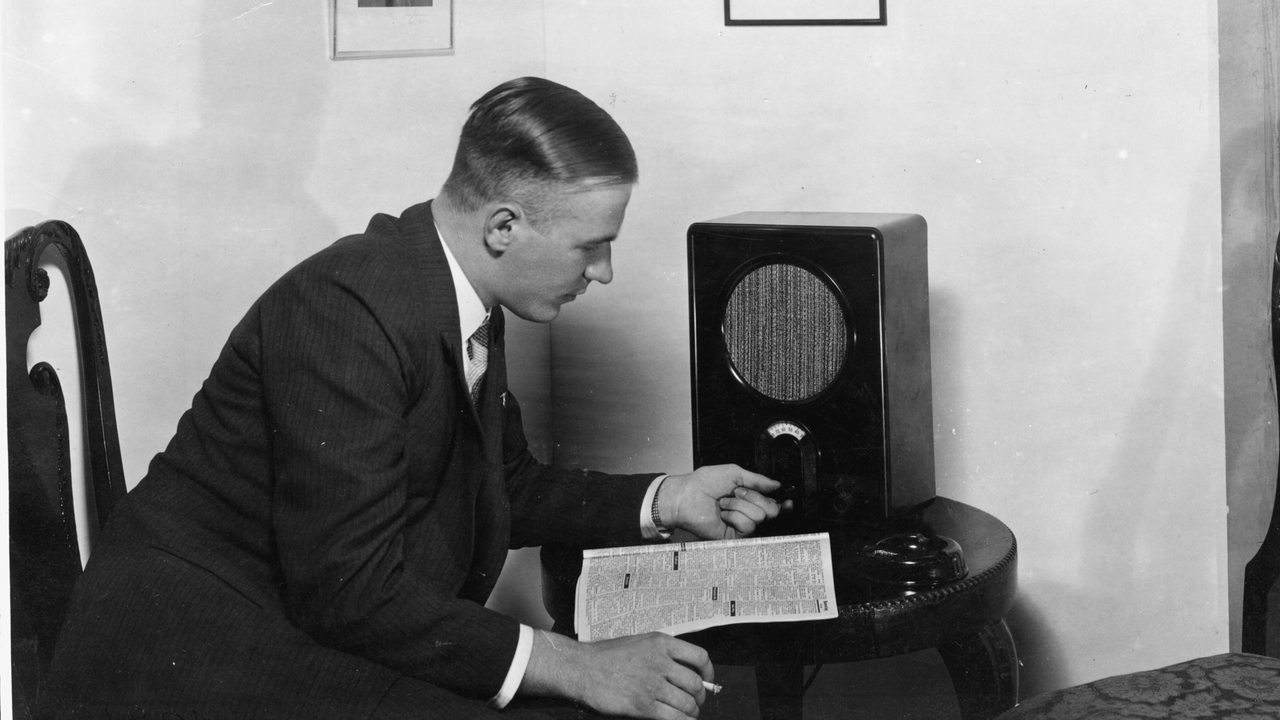 Ein Radiohörer sitzt 1933 vor dem Volksempfänger