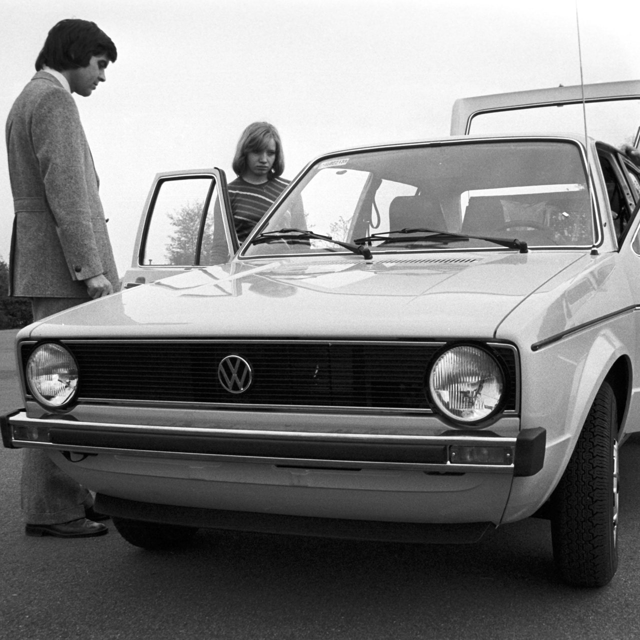 Personen begutachten einen VW Golf 1 im Jahre 1974 (Archivbild)