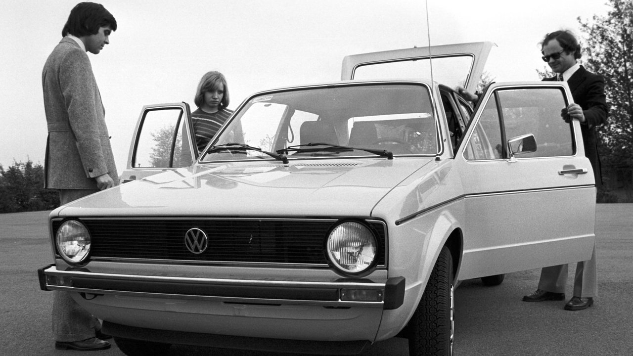 Personen begutachten einen VW Golf 1 im Jahre 1974 (Archivbild)