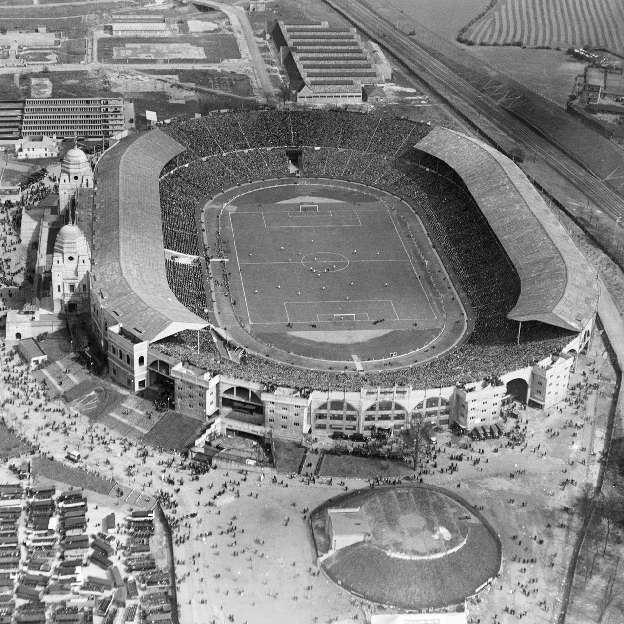 Historische Aufnahme: das Londoner Wembley Stadion von oben 1929