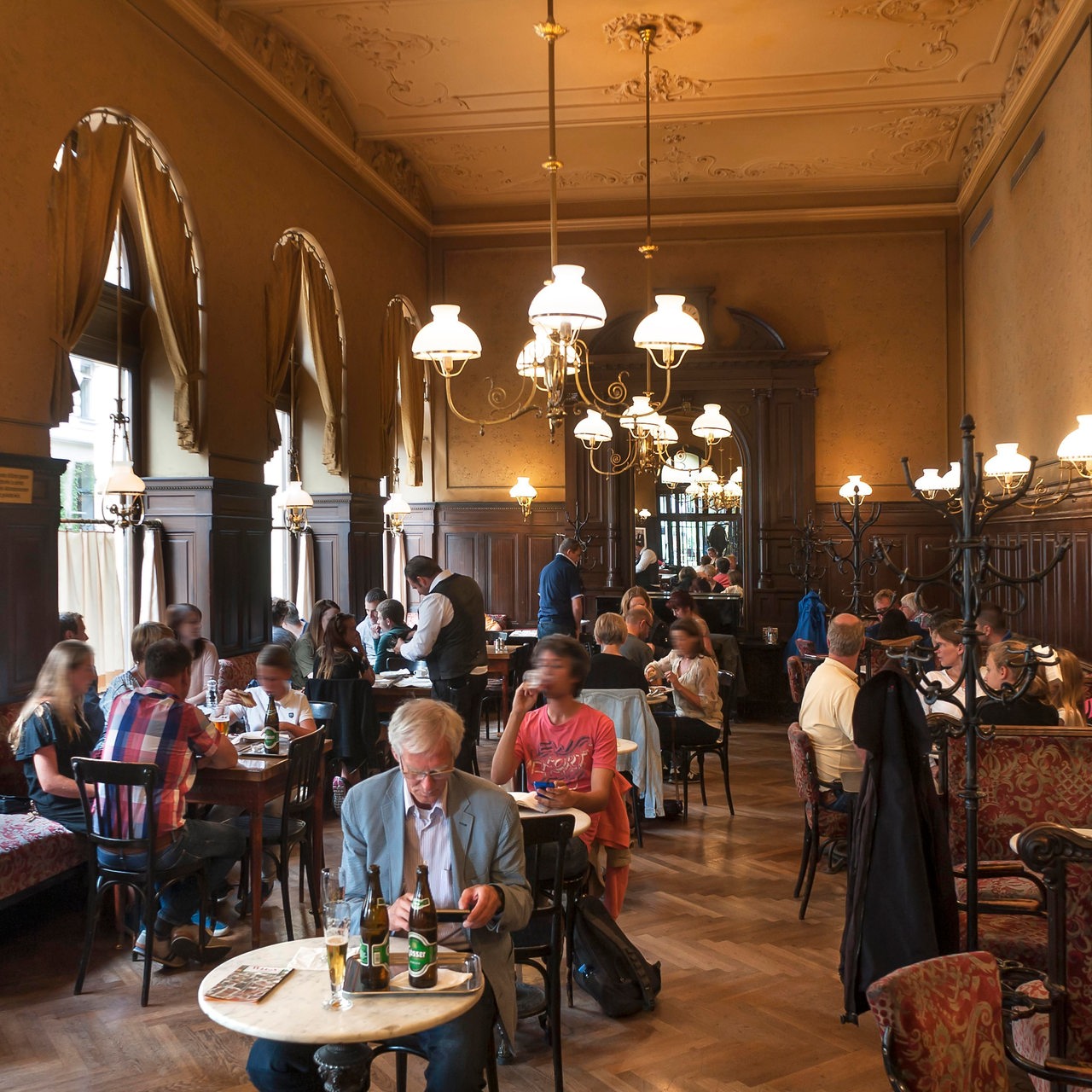 Wiener Kaffeehaus Sperl, Innenraum mit Gästen