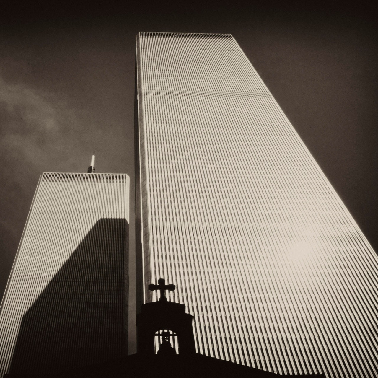 Historische Aufnahme: die Twin Tower des ehemaligen World Trade Centers, vor dem Südturm die Spitze der griechisch-orthodoxen Kirche.