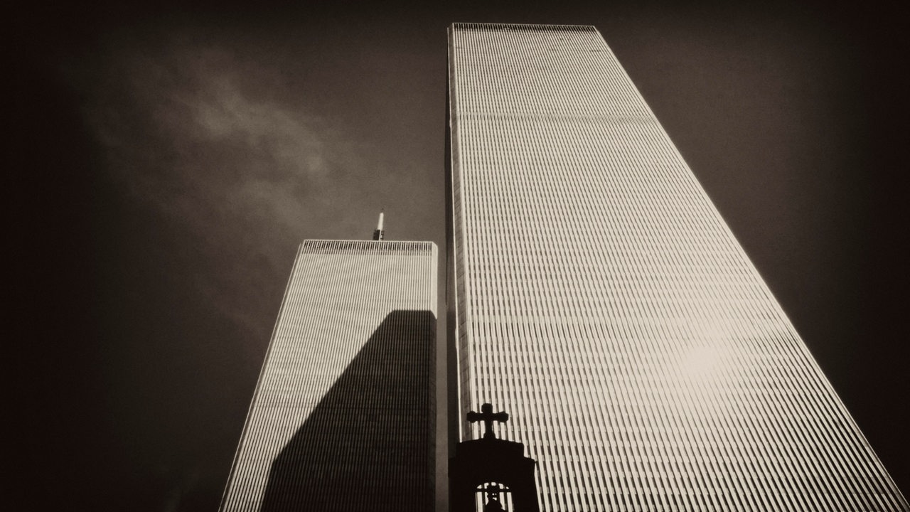 Historische Aufnahme: die Twin Tower des ehemaligen World Trade Centers, vor dem Südturm die Spitze der griechisch-orthodoxen Kirche.