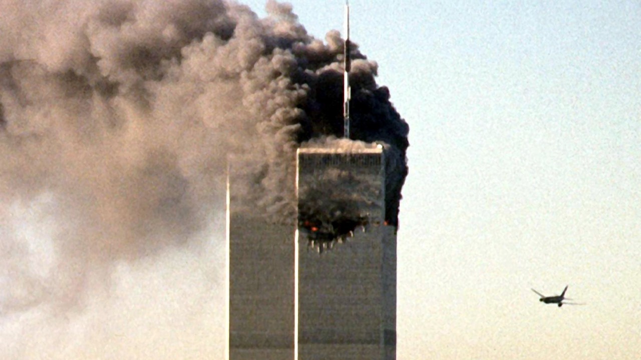 Aus den Türmen des World Trade Centers steigt Rauch auf. Ein zweites Flugzeug nähert sich am 11.9.2001 gegen 9 Uhr morgens dem 411 Meter hohen Südturm des World Trade Center in New York.