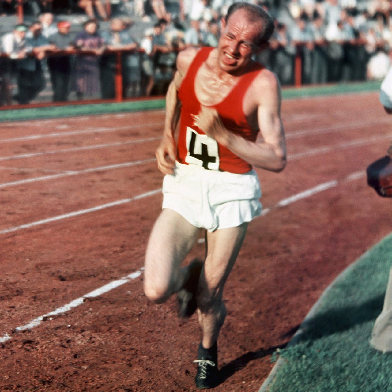 Der legendäre tschechoslowakische Langstreckenläufer Emil Zatopek, der sich mit seinem typischen Laufstil regelrecht zum Ziel zu quälen scheint (undatiert).