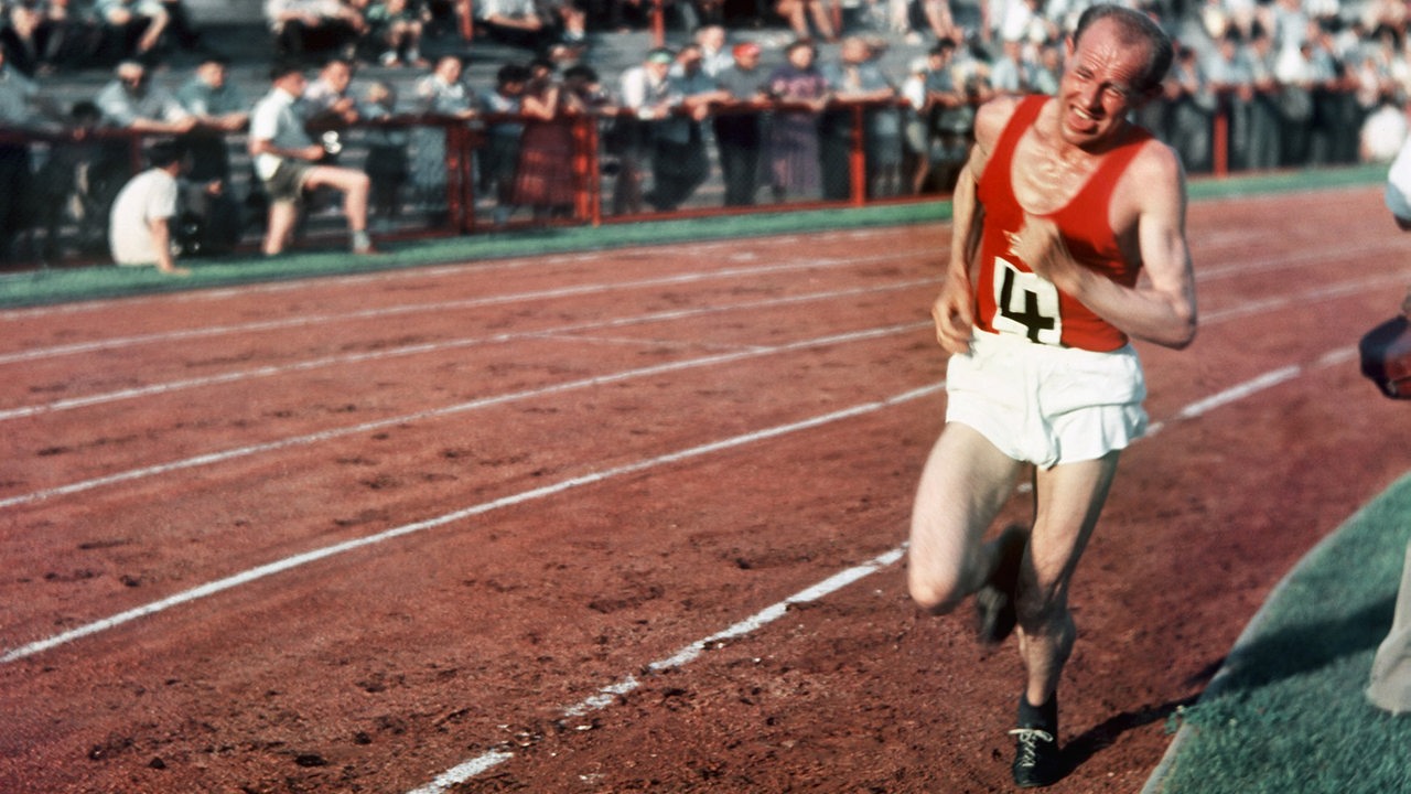 Der legendäre tschechoslowakische Langstreckenläufer Emil Zatopek, der sich mit seinem typischen Laufstil regelrecht zum Ziel zu quälen scheint (undatiert).
