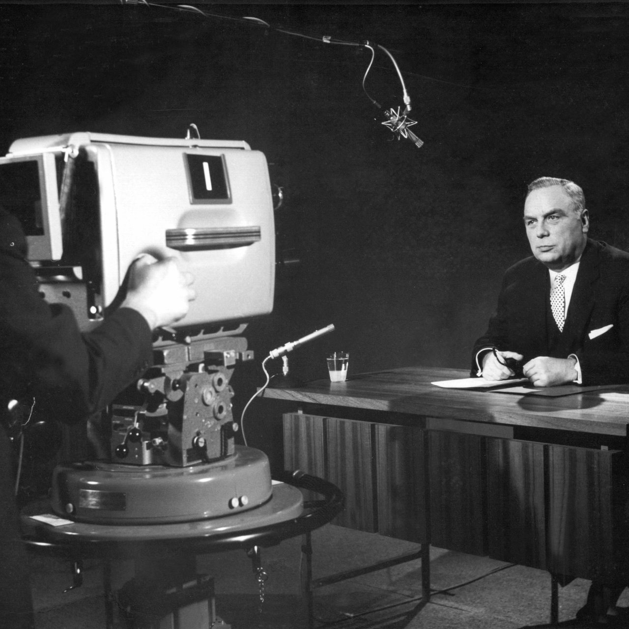 Der Intendant Professor Karl Holzamer während seiner Ansprache zur beginnenden Ausstrahlung. Das Zweite Deutsche Fernsehen (ZDF) in Mainz begann am 1. April 1963 um 19 Uhr 30 mit der Ausstrahlung.
