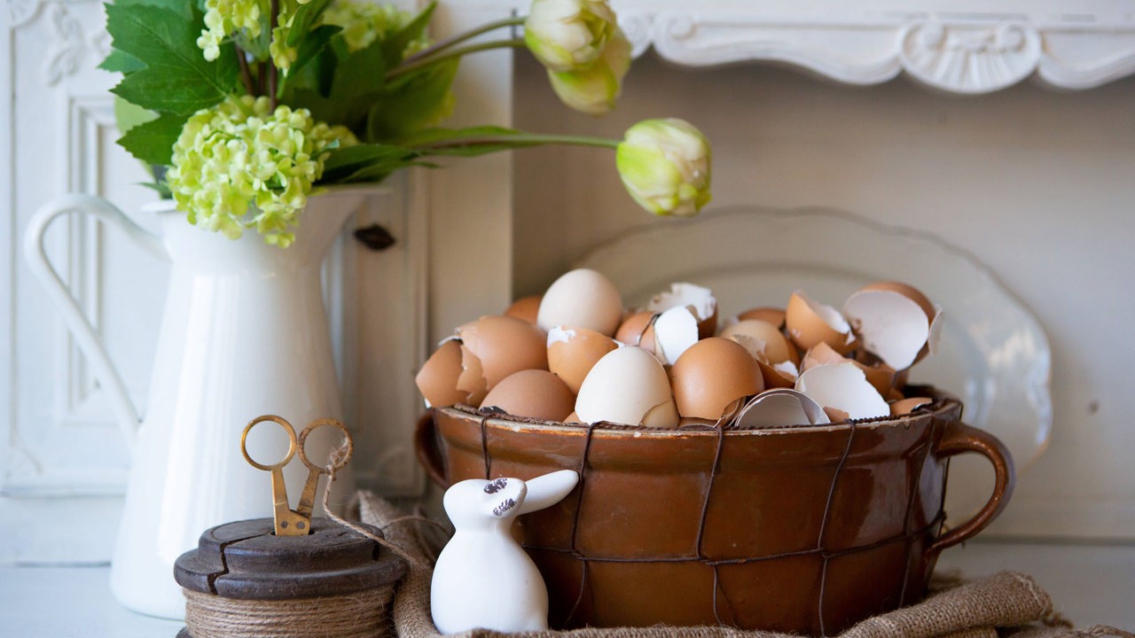 Eierschalen in einem Korb mit Osterdekoration