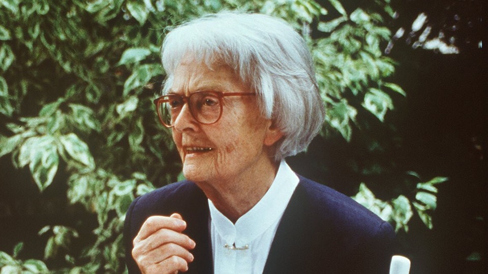 Erika Fuchs sitzt 1993 an einem Tisch im Freien (Archivbild)