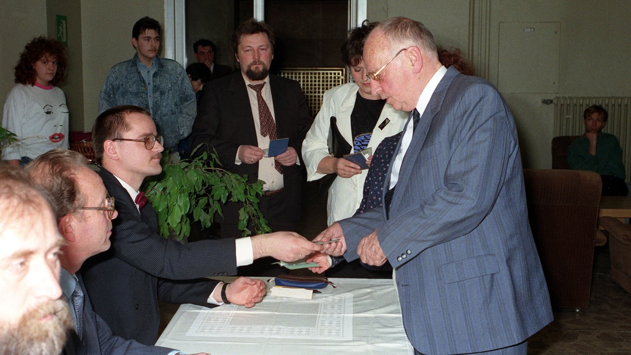 Kurt Hager, ehemaliges Politbüromitglied der SED, bei der Stimmabgabe zur Wahl am 18.03.1990.
