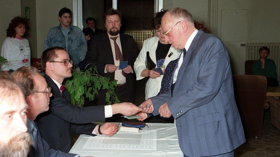 Kurt Hager, ehemaliges Politbüromitglied der SED, bei der Stimmabgabe zur Wahl am 18.03.1990.