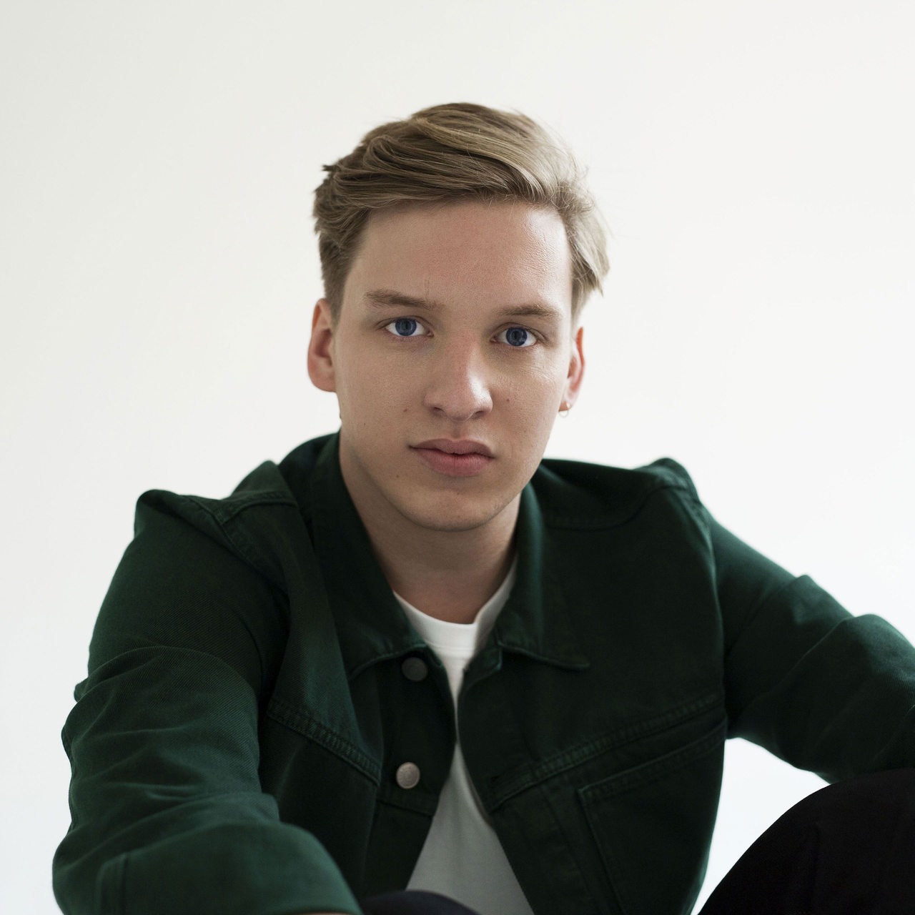 Sänger George Ezra vor weißer Wand