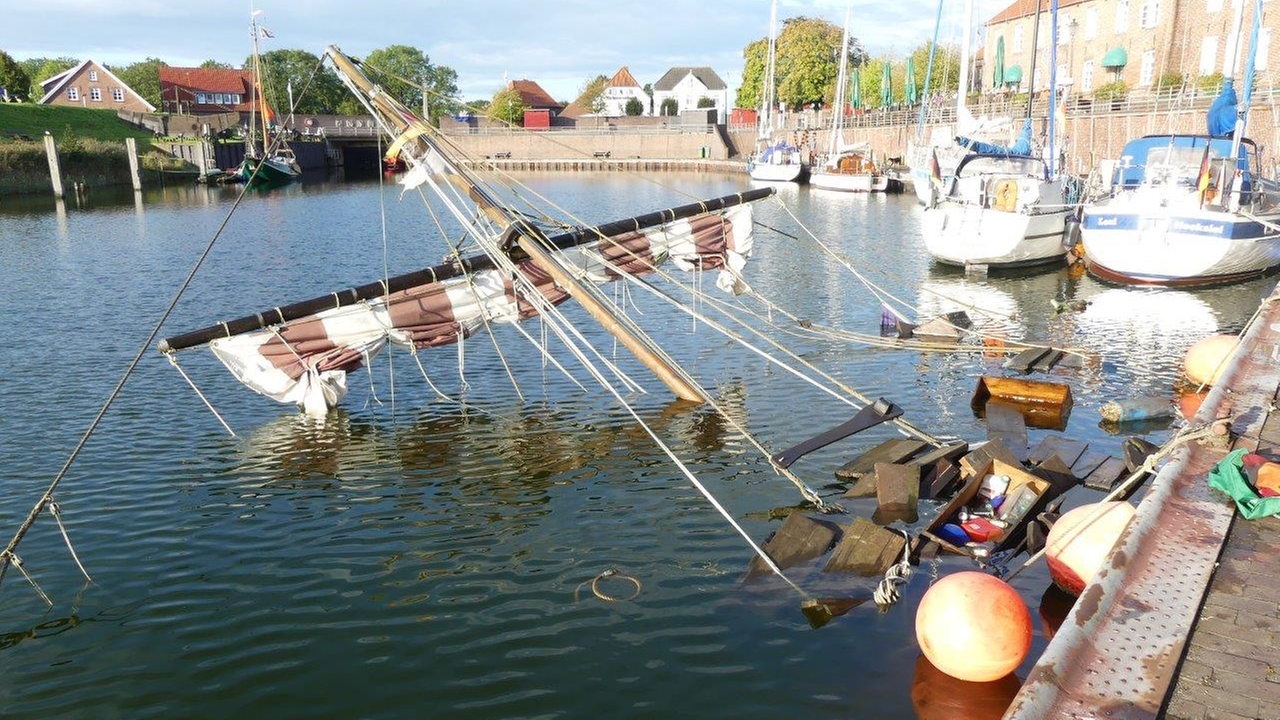 Gesunkener Nachbau eines Wikingerschiffs im Hafen von Hooksiel
