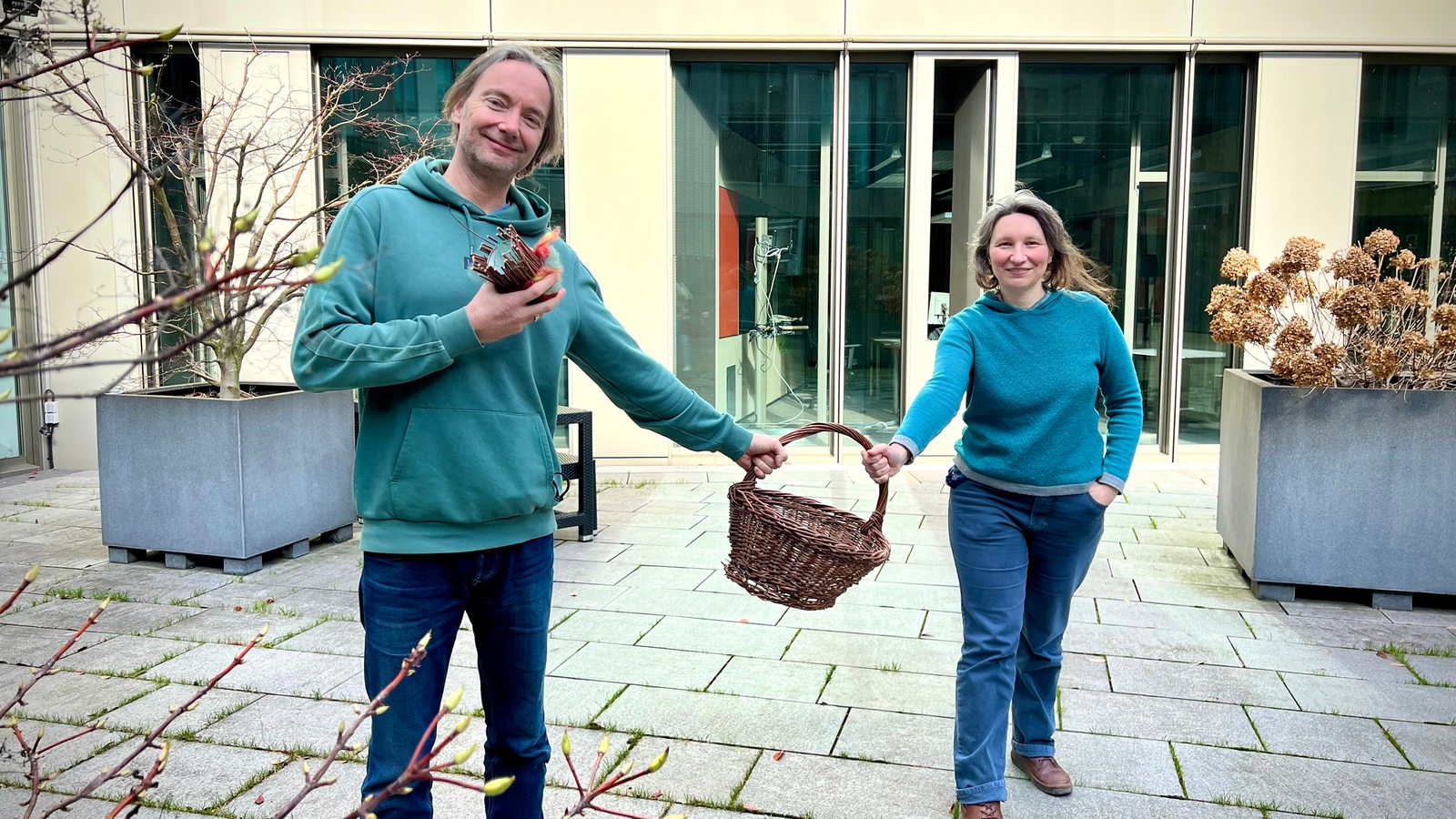 Ansgar Langhorst und Melanie Öhlenbach halten einen Weidenkorb und Dekoratives aus Weiden in die Kamera.