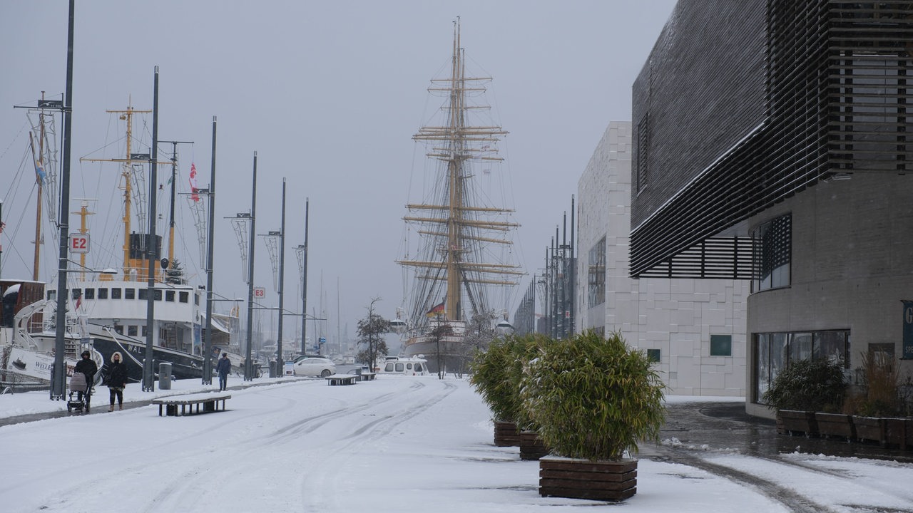 In den Havenwelten in Bremerhaven liegt Schnee.