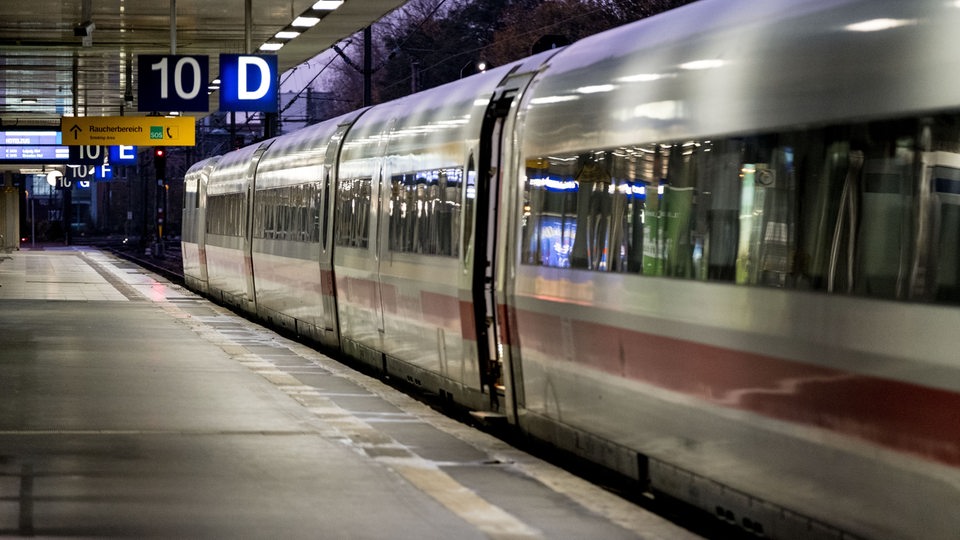 Ein ICE steht in einem Bahnhof.