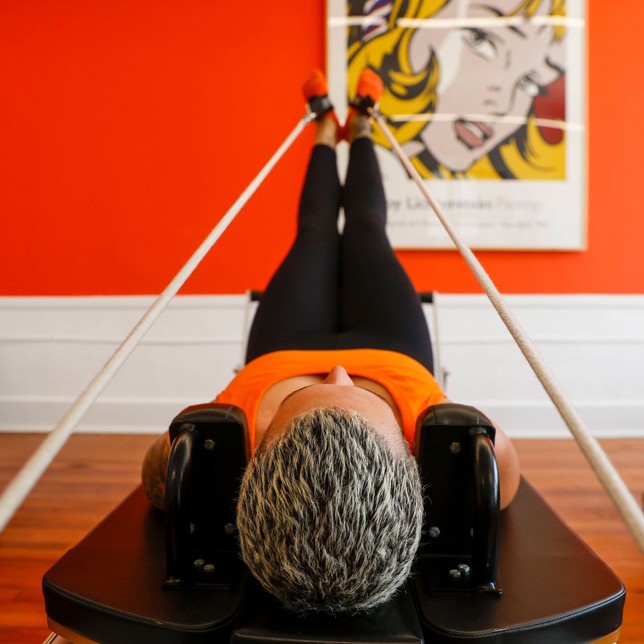 Frau in einem Pilates-Gerät
