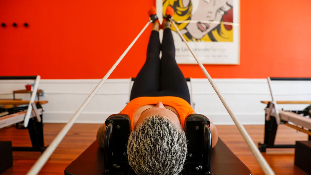 Frau in einem Pilates-Gerät