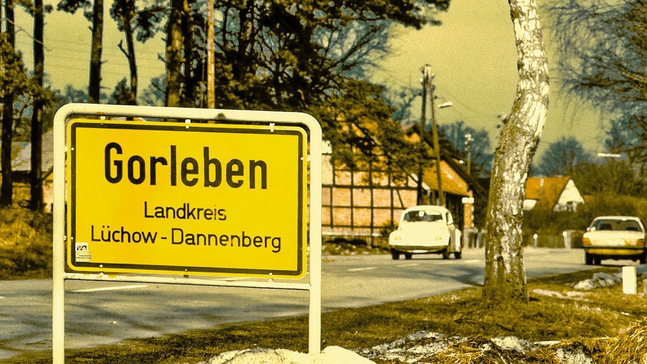 Gorleben mit Ortsschild im März 1980