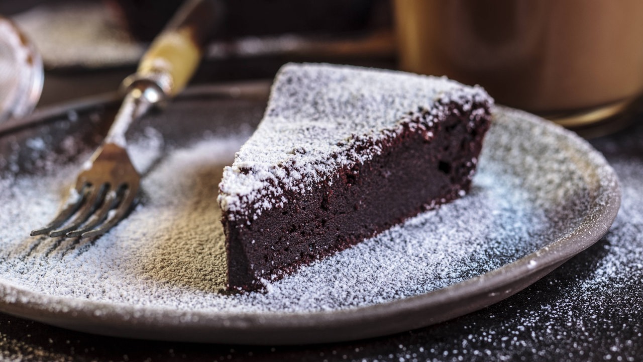 Schwedischer Schokoladenkuchen mit Puderzucker (Symbolbild)