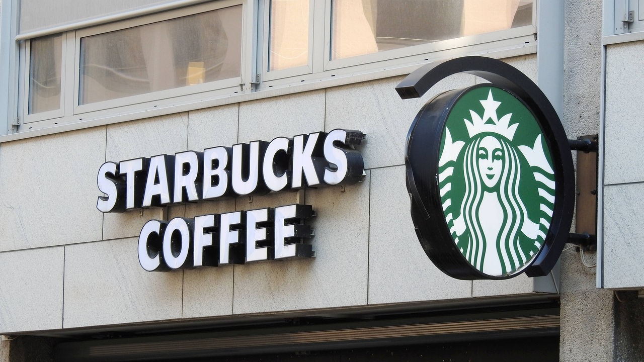 Schriftzug einer Starbucks-Filiale in Deutschland (Archivbild)