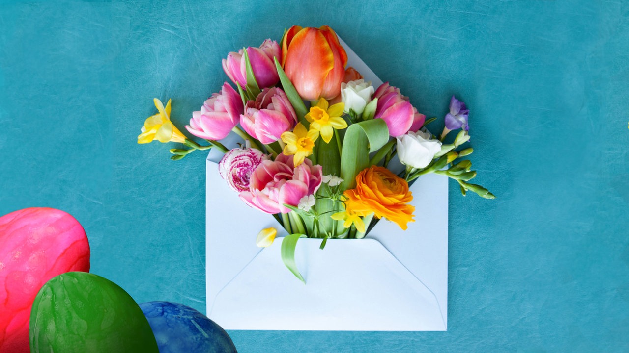 Ostercollage mit Briefumschlag, Blumenstrauss und bunten Eiern