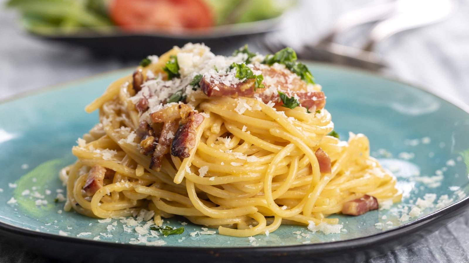 Eine Teller mit Spaghetti Carbonara