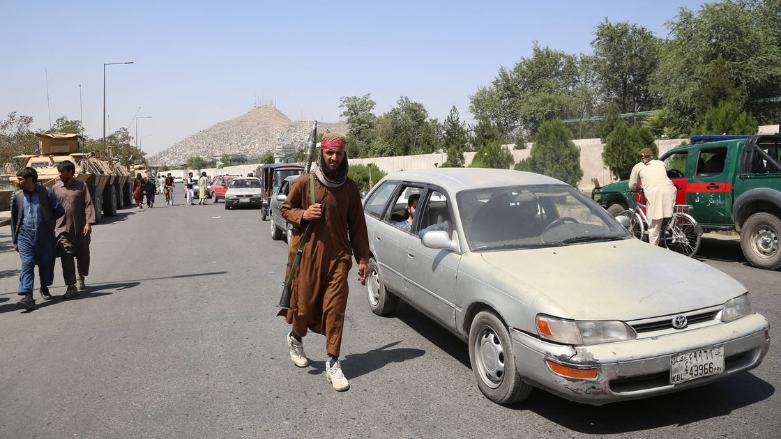 Ein bewaffneter Taliban läuft durch die Straßen von Kabul