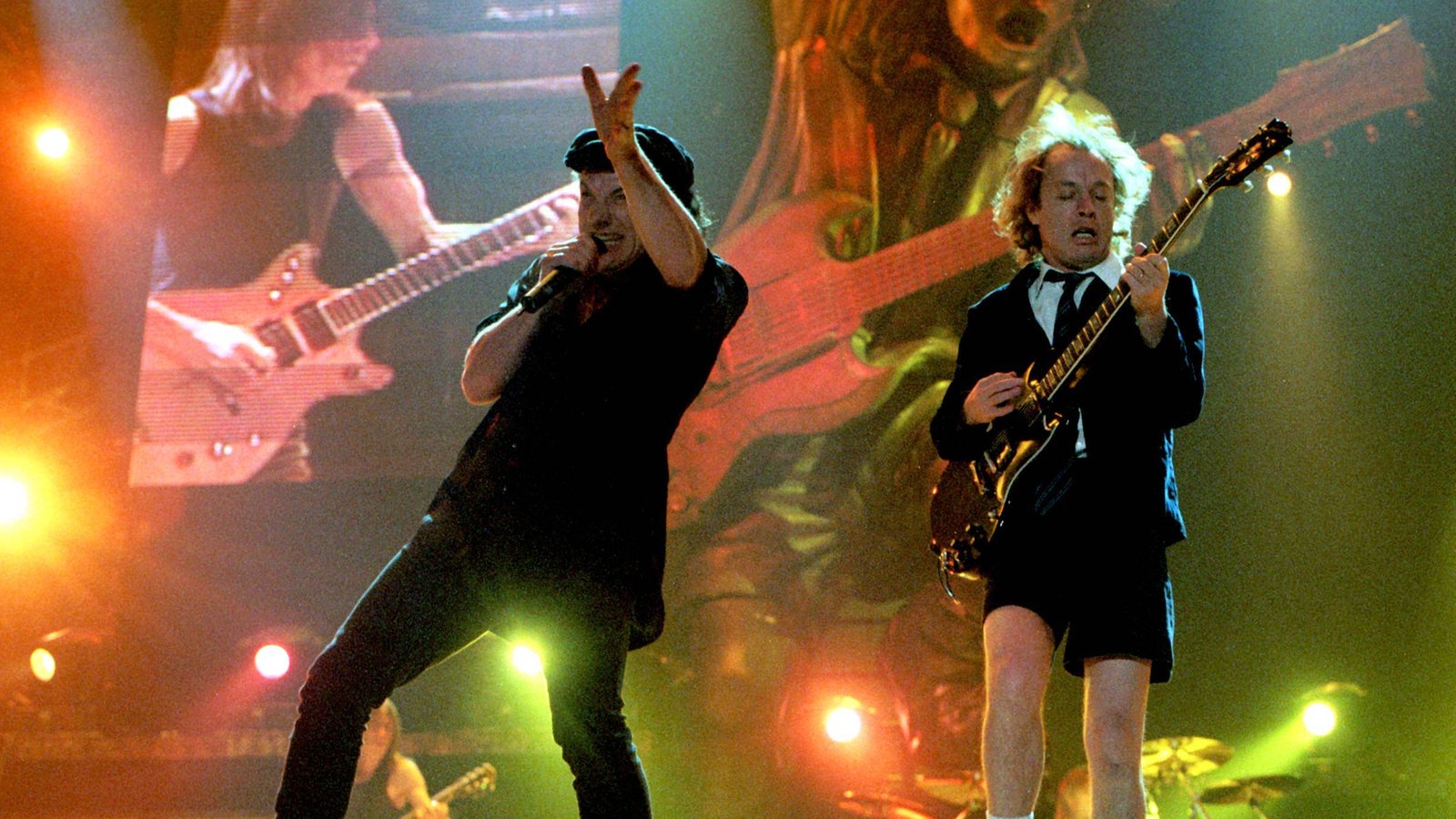 Sänger Brian Johnson und Gitarrist Angus Young von AC/DC bei einem Konzert auf einer Bühne.