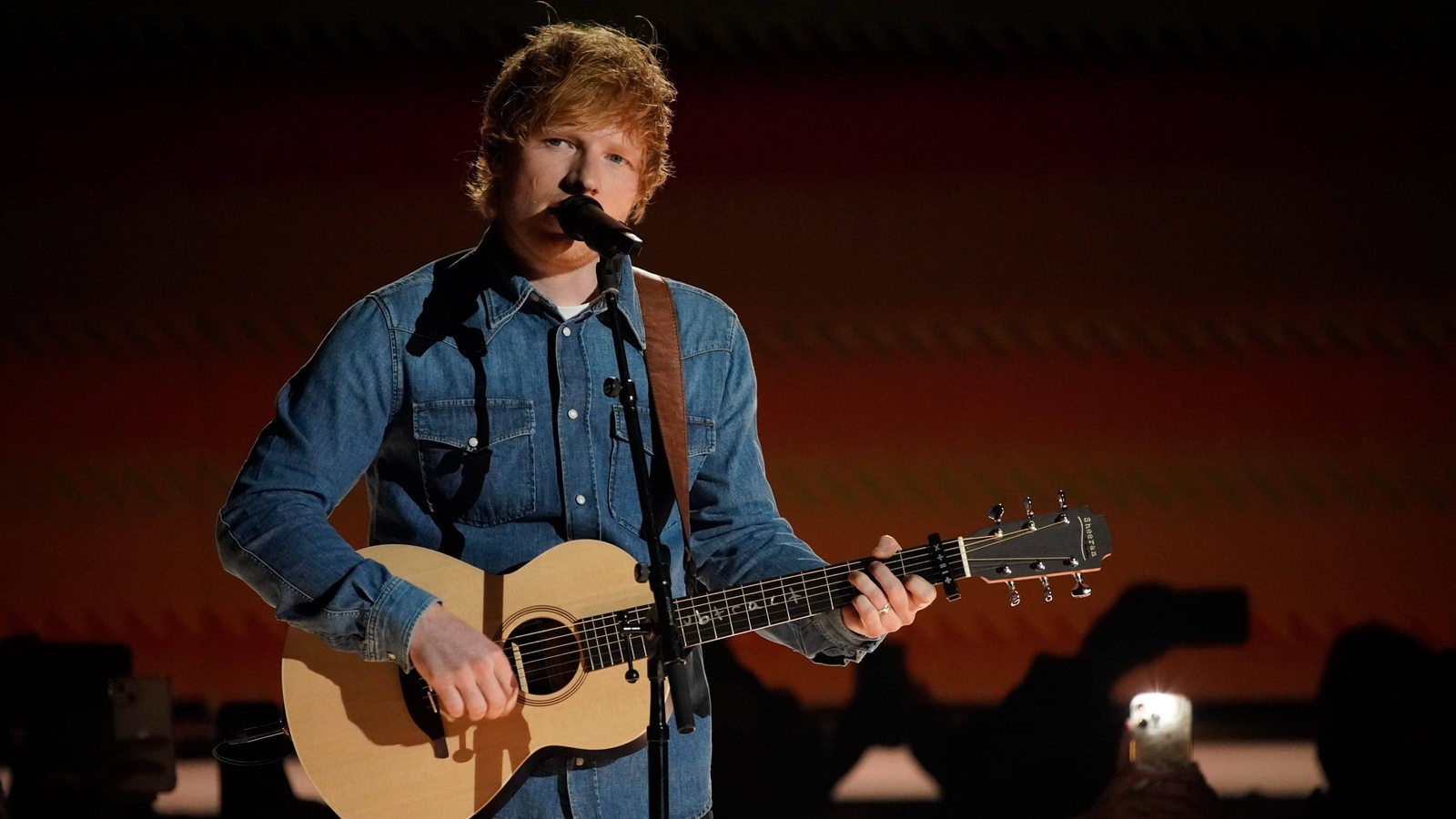 Der Musiker Ed Sheeran mit einer Gitarrre auf der Bühne